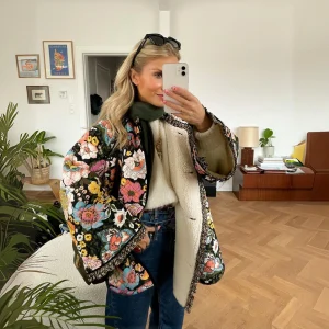 Estella™ | Veste Fleurie