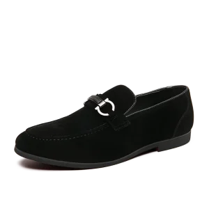 Mocassins en daim avec une chaîne décorative pour hommes