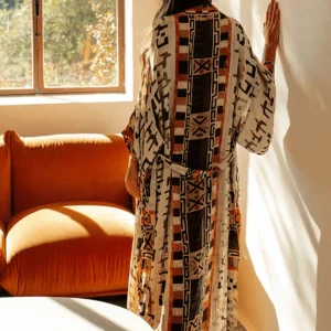 Kimono long beige gris à motif géométrique tribal